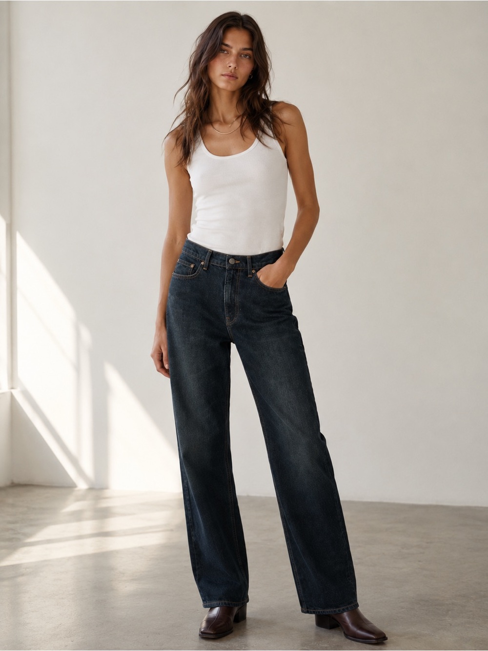 ZARA Relaxed fit - Straight leg - Mid rise women’s jeans. Dark wash. size 4